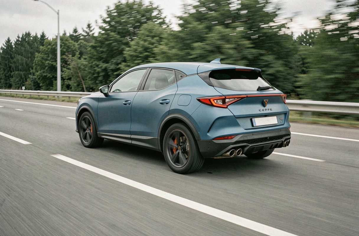 Cupra Formentor bleu en mouvement sur autoroute française, vue trois-quarts arrière avec flou de vitesse dynamique