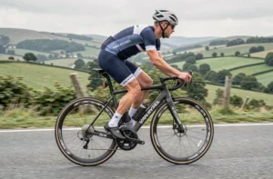 Cycliste professionnel sur un Van Rysel RCR équipé d'un groupe Shimano Dura-Ace en pleine vitesse sur route asphaltée